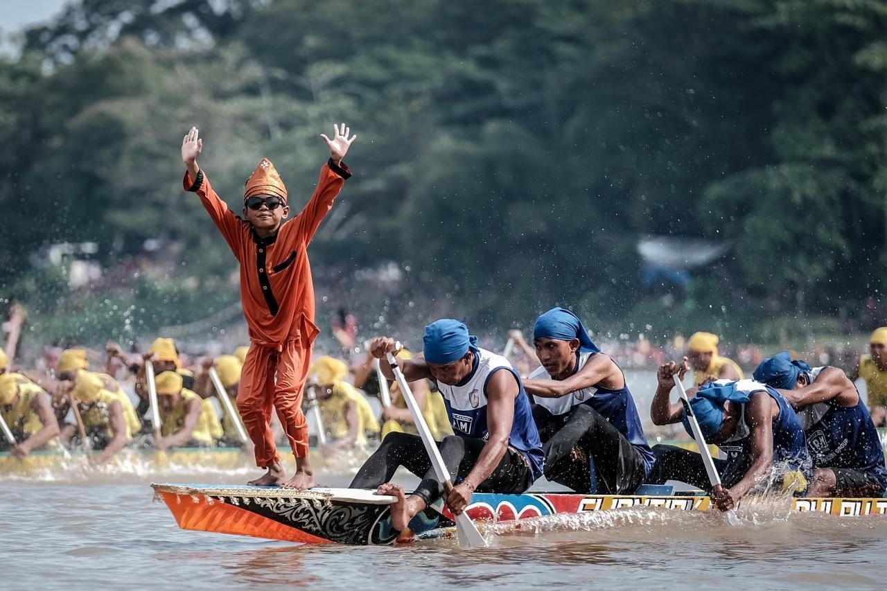 Dhika, bocah penari viral dari Kuansing, membawa tarian 'aura farming' pacu jalur mendunia. Simak kisah dan ajakannya ke festival unik ini!