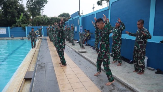 Brigif 1/Jaya Sakti Asah Kemampuan Tempur Lewat Latihan Renang Militer