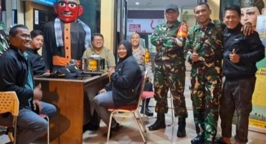 Patroli/Siskamling Keliling, Kodim 0505/JT dan Komduk Ciptakan Wilayah Cipayung Aman dan Kondusif.
