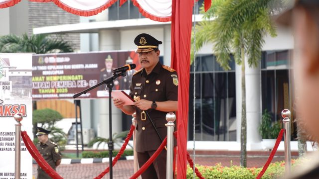 Kajati Kepri J. Devy Sudarso Pimpin Upacara Peringatan Hari Sumpah Pemuda ke-97 Tahun 2025 di Lapangan Kejati Kepri.