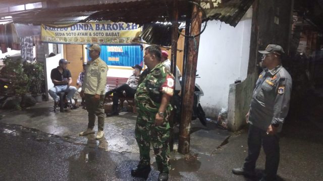 Kolaborasi Aparat dan Warga, Koramil 05/Kramatjati-Makasar Gelar Siskamling Antisipasi Kenakalan Remaja