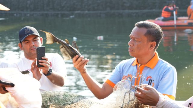 Munjirin Pimpin Operasi Penangkapan Ikan Sapu-Sapu, 320 Kg Terkumpul di Waduk Kaja