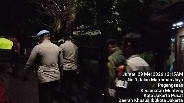 Patroli Jalan Kaki Di Jalan Tambak Matraman, Polsek Metro Menteng Perkuat Pengamanan Lingkungan Warga