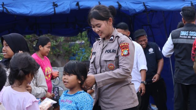 Polwan Polda Metro Jaya Gelar Trauma Healing dan Baksos untuk Korban Kebakaran di Jakpus