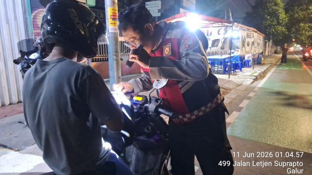 Tengah Malam Bergerak, Polsek Johar Baru Gelar Operasi Cipta Kondisi Cegah Kejahatan Jalanan