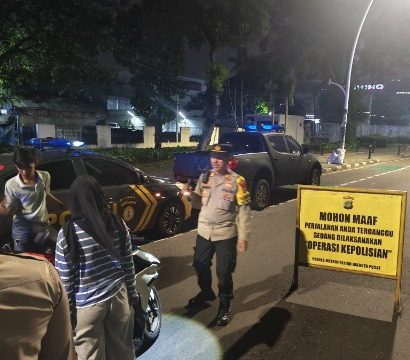 Razia Stasioner Polsek Cempaka Putih, Polisi Perketat Pengawasan Dini Hari Untuk Cegah Kejahatan Jalanan dan Gangguan Kamtibmas