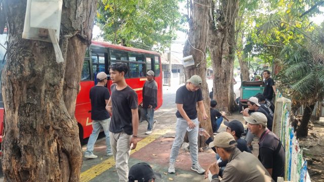 Massa Aksi dari Johar Baru Berangkat Tertib Menuju Kementerian Imipas, Polisi Lakukan Pengamanan dan Pengawalan Humanis