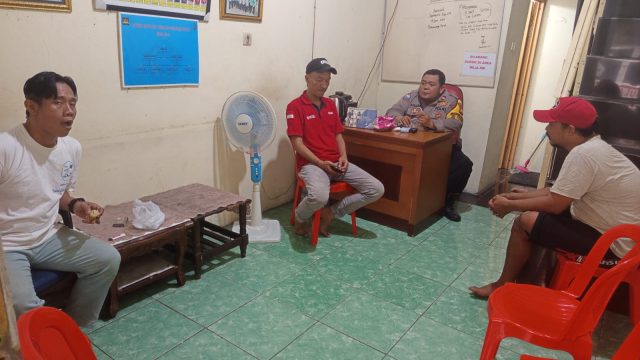 Sambang Kamtibmas di Pos RW 04 Petamburan, Bhabinkamtibmas Ajak Warga Aktif Jaga Keamanan