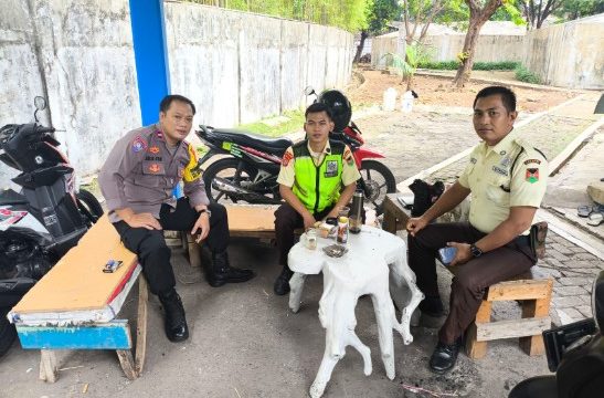 Bhabinkamtibmas Cempaka Putih Barat Perkuat Kemitraan dengan Petugas Keamanan, Wujudkan Lingkungan Aman dan Kondusif