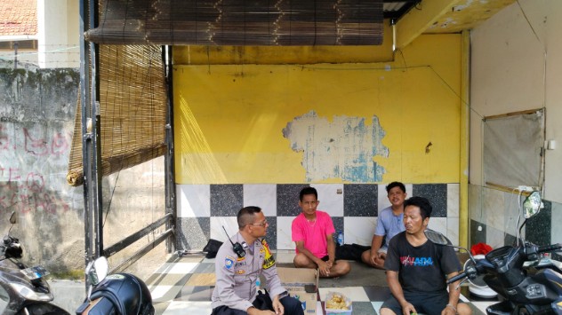 Sambang Dialogis Bhabinkamtibmas Cempaka Putih Timur, Ajak Warga Perkuat Pengawasan Anak dan Jaga Kamtibmas Lingkungan