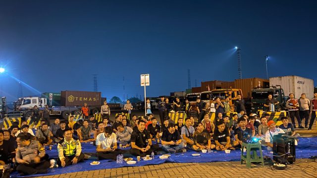 Jaga Jakarta On The Spot, Nobar Kualifikasi Piala Dunia 2026, Polres Pelabuhan Tanjung Priok Pererat Silaturahmi Bersama Sopir Truk dan Komunitas Pelabuhan
