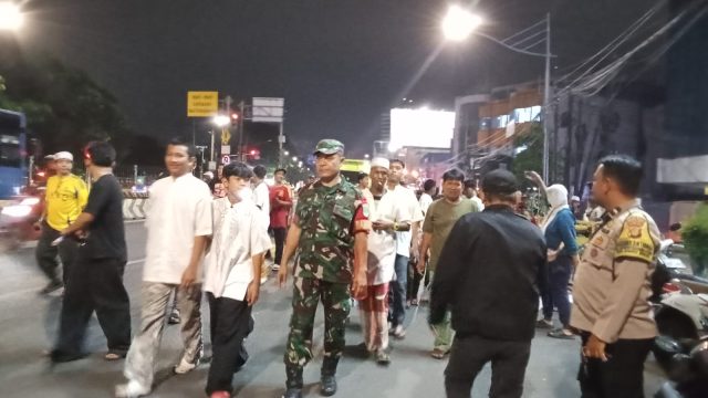 Pelayanan Malam Hari Bhabinkamtibmas Kawal Pawai Obor 1 Muharram Jemaah Masjid Nurul Huda Gunung Sahari Utara