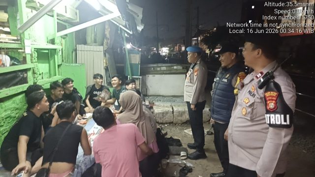 Patroli Jalan Kaki di Menteng Tenggulun, Polsek Metro Menteng Perkuat Pengamanan Malam Hari