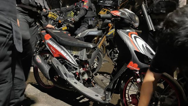 *Brimob Batalyon B Pelopor Bubarkan Tawuran di Kramat Jati, 4 Remaja dan Dua Celurit Diamankan
