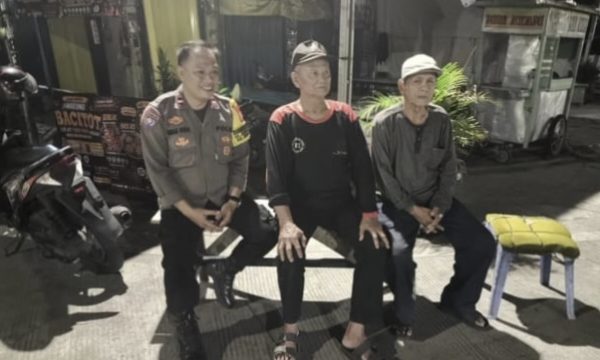 Jaga Lingkungan Tetap Kondusif, Bhabinkamtibmas Berikan Himbauan Kamtibmas kepada Warga