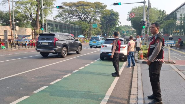 Kapolsubsektor Pasar Baru Pimpin Pelayanan Dan Pengamanan Misa Minggu di Gereja Katedral