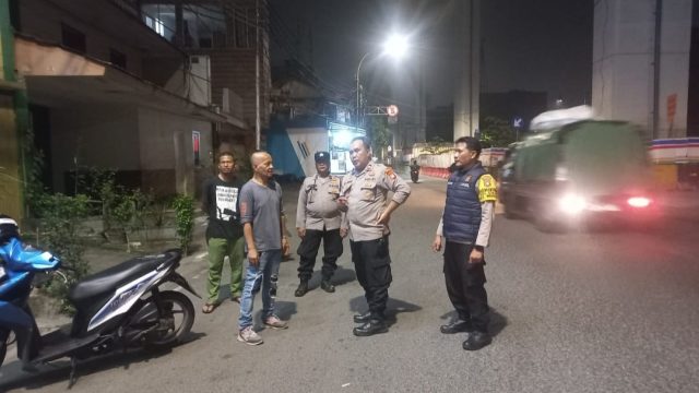 Patroli Dini Hari, Polisi Siaga Cegah Tawuran di Perbatasan Tambak-Manggarai