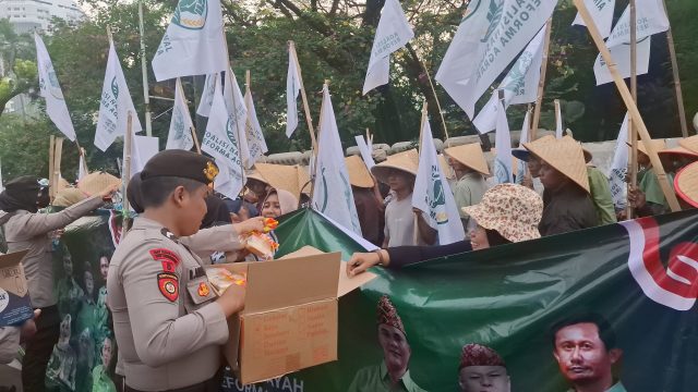 Polri Bagikan Air Mineral dan Snack ke Massa Aksi di Jakpus, Kapolres Reynold: Bentuk Pelayanan Humanis