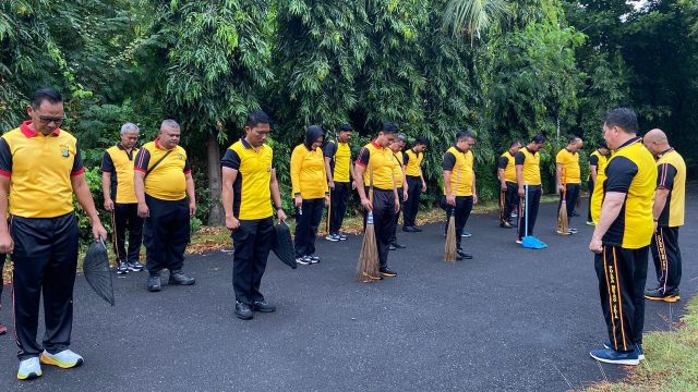 JASRI KURVE DAN PENANAMAN POHON DALAM RANGKA GERAKAN INDONESIA ASRI SAMBUT HARI BHAYANGKARA KE-8