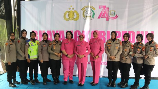 *Polwan Polda Metro Jaya Hadir Bantu Warga Bojongsari Lewat Air Bersih dan Sembako