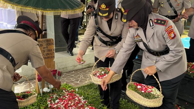 Polwan Polda Metro Jaya Ziarah dan Tabur Bunga di TPBU Giri Tama Bogor