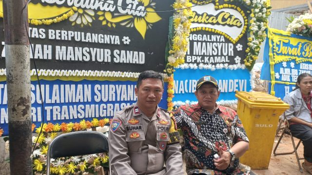 Bhabinkamtibmas Kebon Kacang Bersama Tiga Pilar Melaksanakan Takziah ke Rumah Duka Almarhumah Ibu Zakiah Mansur Sanad