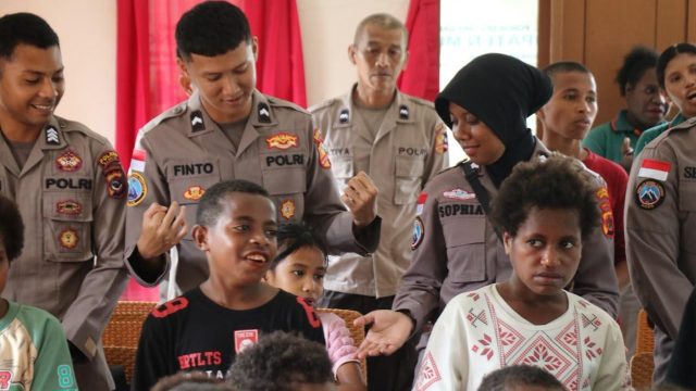 *Momentum Hari Bhayangkara ke-80, Satgas Ops Damai Cartenz Pererat Kedekatan dengan Masyarakat Lewat Bakti Sosial