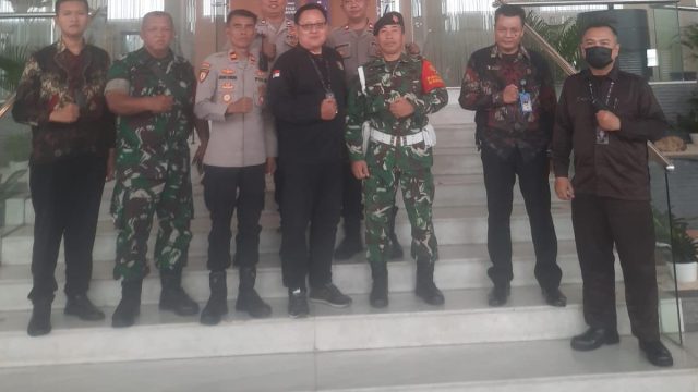 Sinergi TNI – Polri Amankan Ibadah Minggu di Gedung Annex Building