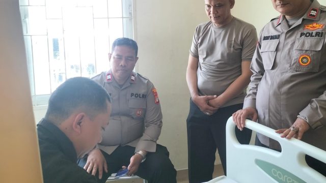 Peduli Mitra, Polsek Metro Menteng Jenguk Koordinator Ojol yang Sakit