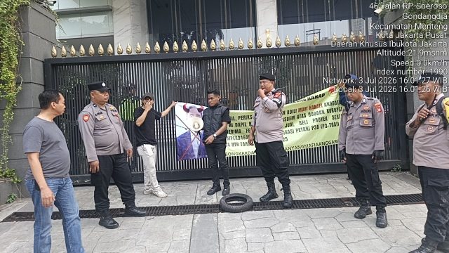 Polsek Metro Menteng Kawal Aksi Unjuk Rasa Mahasiswa NTB di Kantor DPP Partai NasDem Berjalan Aman dan Kondusif