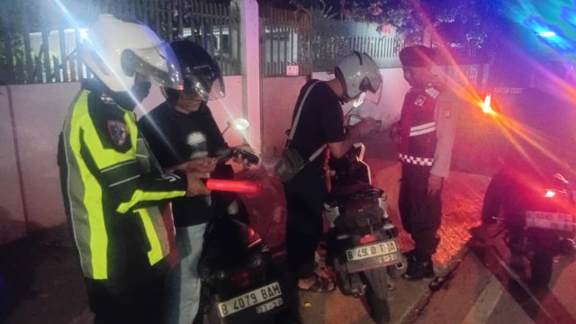 Cegah Gangguan Kamtibmas, Polsek Cempaka Putih Gelar Razia Stasioner di Rawasari Selatan