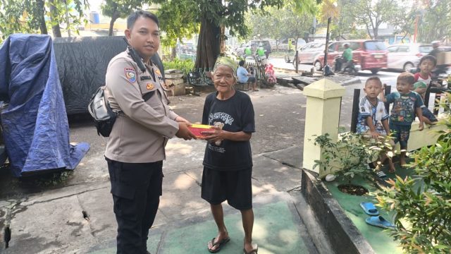 Polsek Sawah Besar Berbagi Nasi Gratis, Wujud Kepedulian Polri untuk Masyarakat