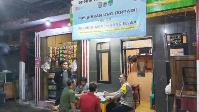 Patroli Wilayah Bhabinkamtibmas Bersama Babinsa Sambang Satkamling RW 02 Kelurahan Kampung Rawa