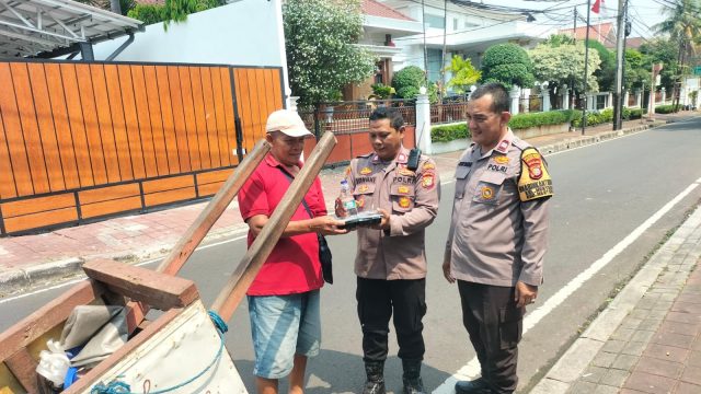 Jumat Berkah Polri Berbagi Makan Siang, Hadirkan Kepedulian Untuk Warga Menteng