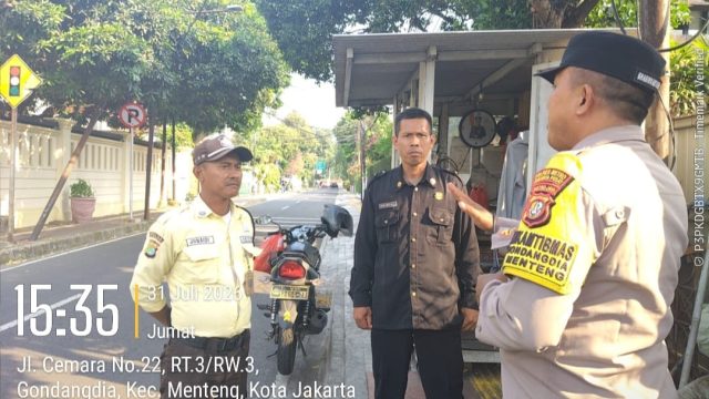 Patroli Dialogis Bhabinkamtibmas Gondangdia Perkuat Sinergi Keamanan di Jalan Cemara