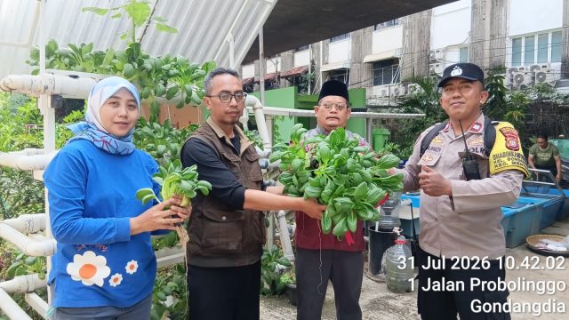 Panen Ketahanan Pangan RPTRA Gondangdia, Polsek Metro Menteng Dukung Swasembada Pangan Warga