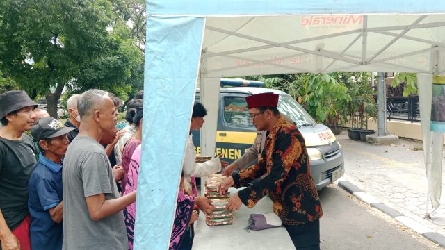 Polsek Senen Bagikan 50 Nasi Kotak dalam Program Jumat Berkah untuk Warga dan Pengguna Jalan