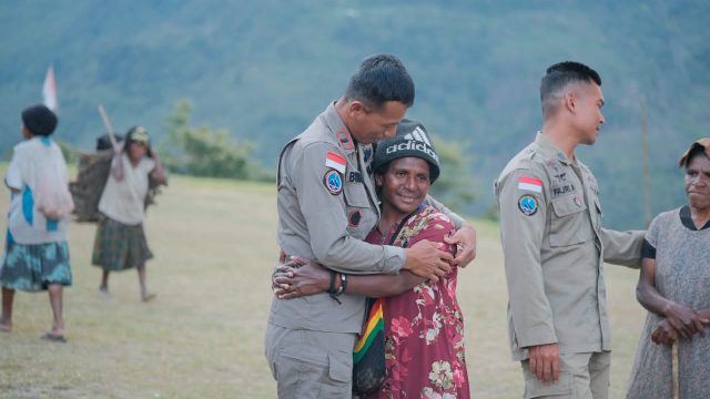 DELAPAN BULAN BERSAMA MASYARAKAT, SATGAS KEPOLISIAN OPERASI DAMAI CARTENZ-2026 TINGGALKAN KENANGAN KEKELUARGAAN DI KIWIROK